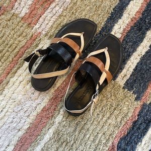 Vera Wang neutral color leather flat sandals